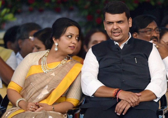 Devendra Fadnavis wife Amruta black magic act chain niharonline